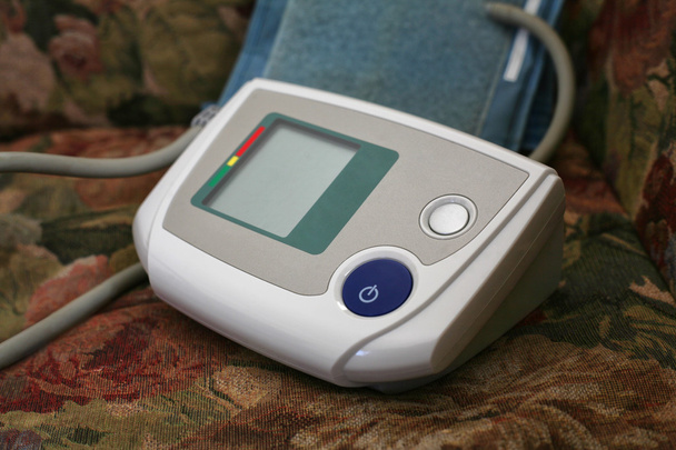 Vérnyomásmérő a kanapén - Fotó, kép