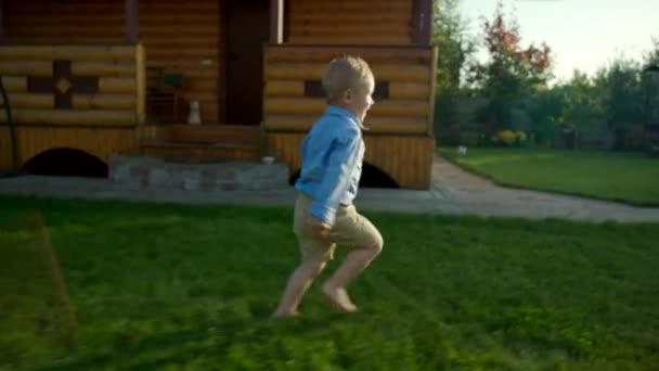 Pequeño niño corriendo hacia su madre
 - Metraje, vídeo