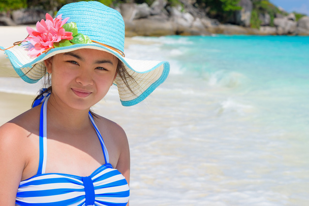 Κορίτσι στην παραλία στην Ταϊλάνδη - Φωτογραφία, εικόνα