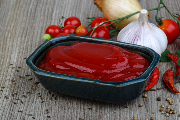 ketchup di pomodoro nella ciotola
 - Foto, immagini