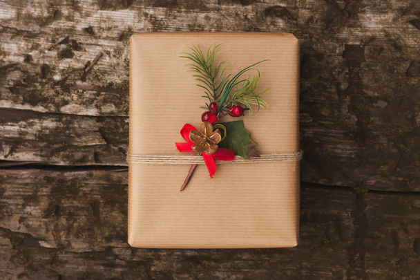 Christmas gift box on wooden background - Foto, afbeelding