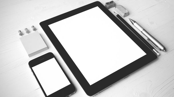 Tablet und Handy mit Bürobedarf schwarz-weiß - Foto, Bild