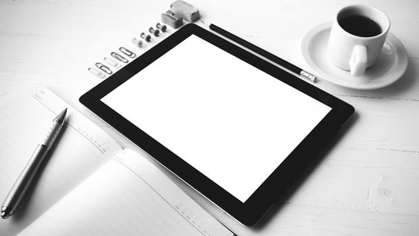 tabletti toimistotarvikkeet musta ja valkoinen väri tyyli
 - Valokuva, kuva