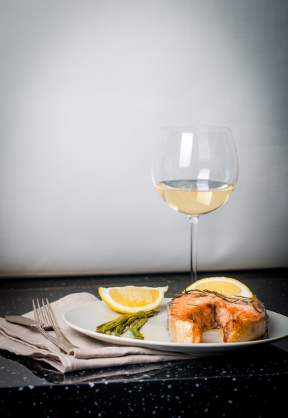 Стейк на гриле из лосося с овощами и вином
 - Фото, изображение