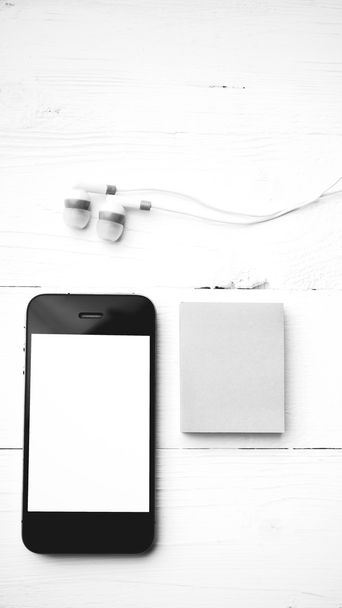 téléphone portable et note collante noir et blanc style de couleur
 - Photo, image