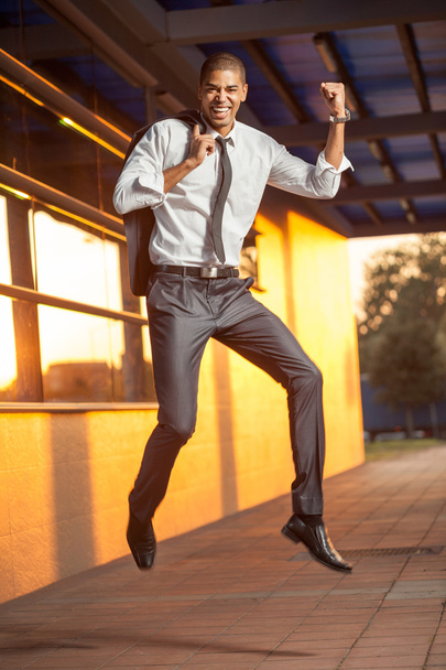 liikemies hyppääminen, iloinen onnistuneen päätökseen
 - Valokuva, kuva