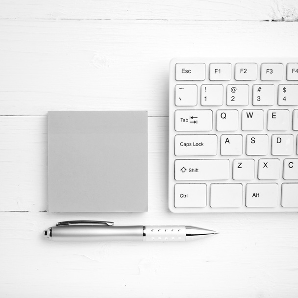 számítógép és a sticky Megjegyzés: fekete-fehér színes stílus - Fotó, kép