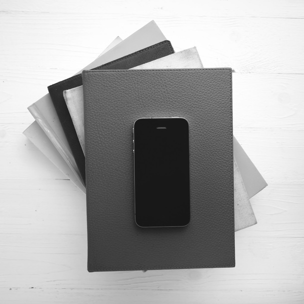 cellphone with stack of book black and white tone color style - Fotografie, Obrázek