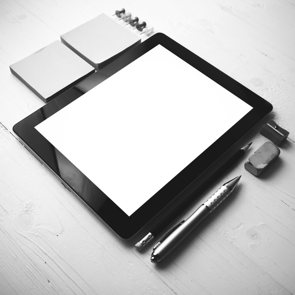 Tablet mit Bürobedarf Schwarz-Weiß-Farbstil - Foto, Bild