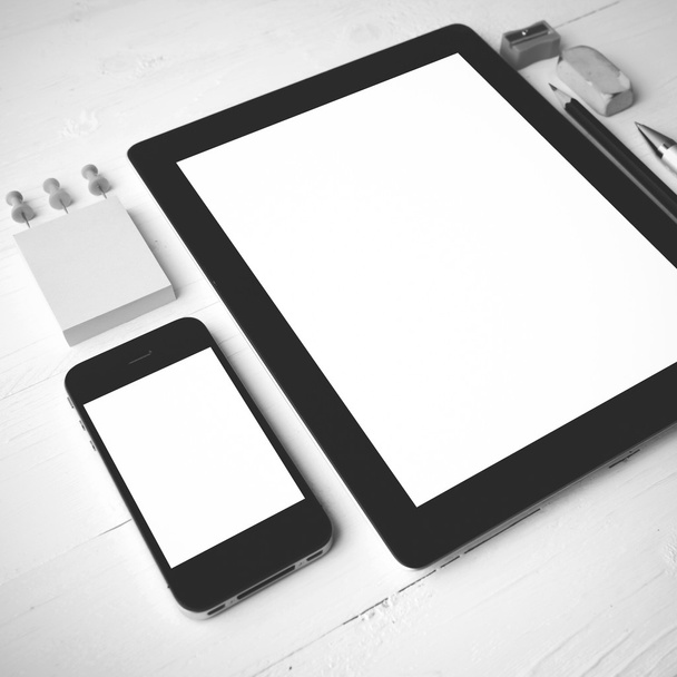 планшет і мобільний телефон з офісними приладдям чорно-білого кольору
 - Фото, зображення