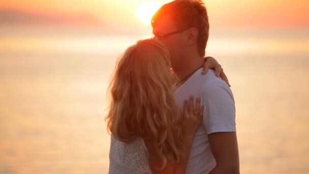 kaunis pari suukkoja auringonnousun aikaan
 - Materiaali, video