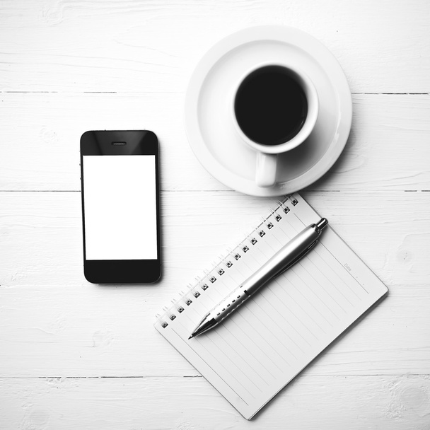 teléfono celular con portátil y taza de café blanco y negro color sty
 - Foto, Imagen