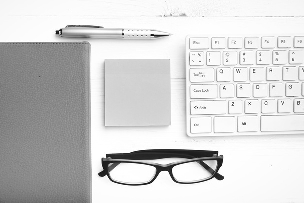 computer and sticky note black and white color style - 写真・画像