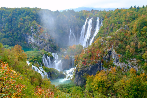 Vesiputous Plitvice järvet syksyllä
 - Valokuva, kuva