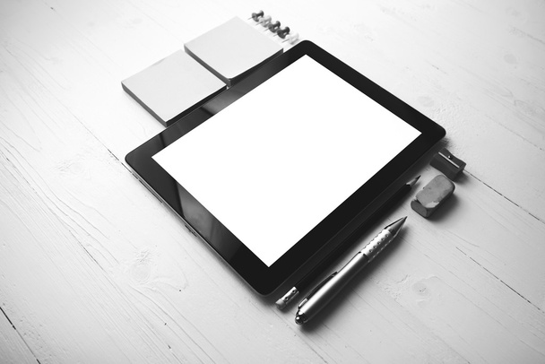 tabletti toimistotarvikkeet musta ja valkoinen väri tyyli
 - Valokuva, kuva