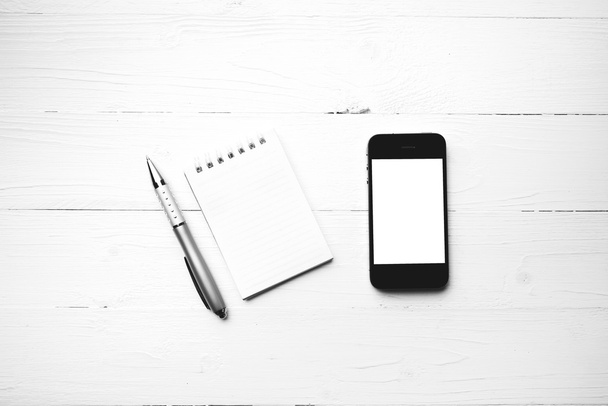 cellphone with notepad and pen black and white color style - Fotoğraf, Görsel