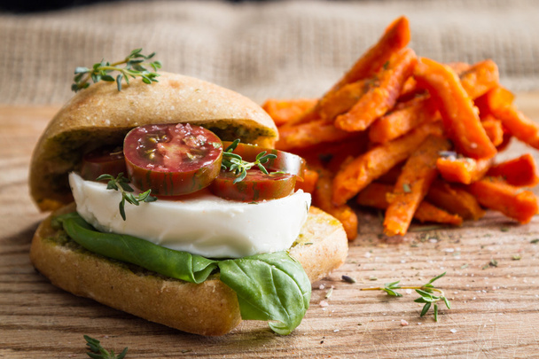 Sandwich à la tomate mozzarella fraîche au basilic
 - Photo, image