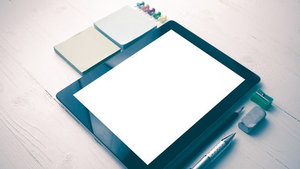 tablet com material de escritório estilo vintage
 - Foto, Imagem