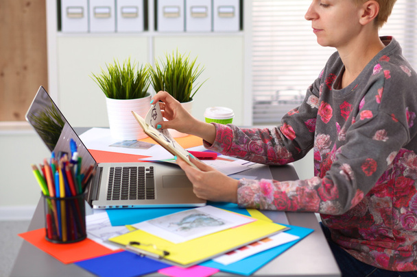 Diseñador trabajando en el escritorio usando digitalizador en su oficina
 - Foto, Imagen
