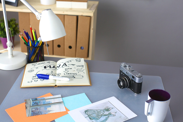Дизайнерський стіл з ним лежить на інструментах і камері
 - Фото, зображення