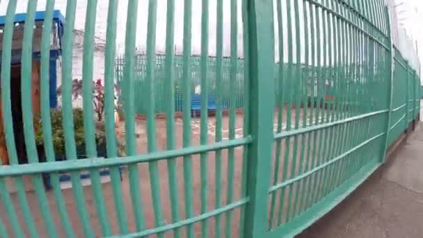 Κινείται κατά μήκος του φράχτη μέσα η φυλακή - Πλάνα, βίντεο