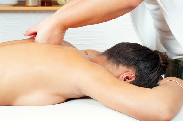 junge Frauen bekommen Rückenmassage im Massagesalon - Foto, Bild