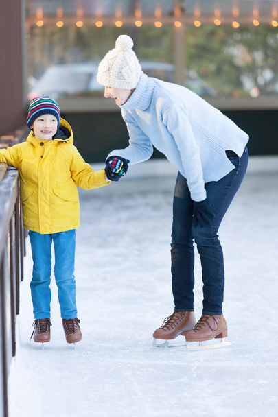 family ice skating - Zdjęcie, obraz