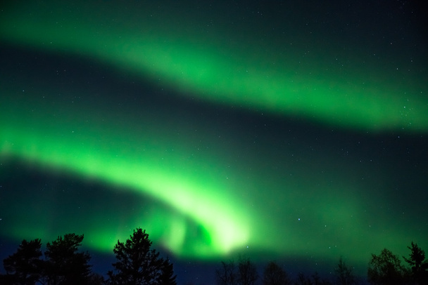 vihreä aurora borealis tähtitaivaalla
 - Valokuva, kuva
