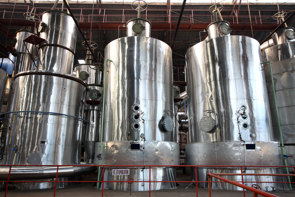 Equipamento de evaporador em uma fábrica
 - Foto, Imagem