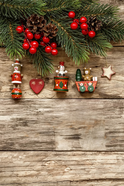 Рождественские украшения с ёлкой и безделушками
 - Фото, изображение
