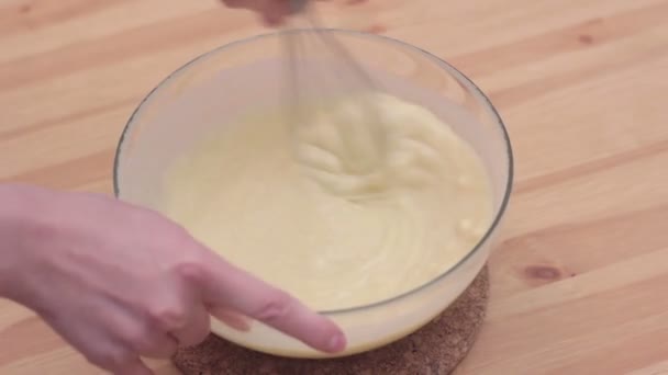 Muffinssi ainesosat sekoittamalla Muffinssi seos valmistelu
 - Materiaali, video