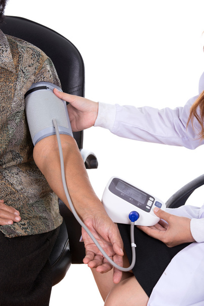 高齢女性の血圧を測定する女性医師 - 写真・画像