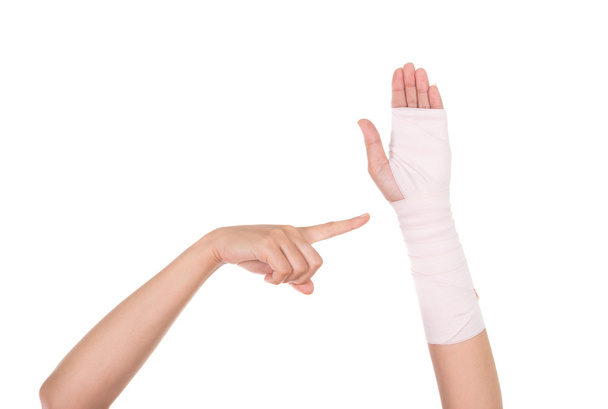 Раненая рука крупным планом, завернутая в эластичную повязку
 - Фото, изображение