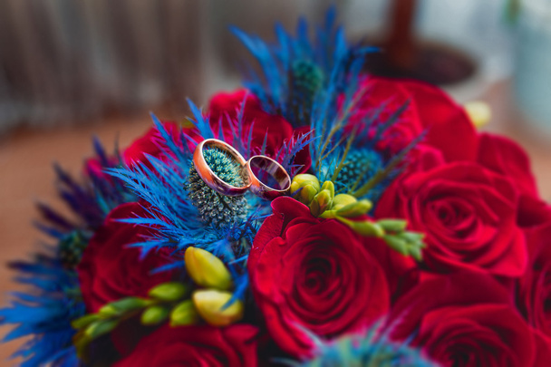 Anéis de casamento nas flores
 - Foto, Imagem