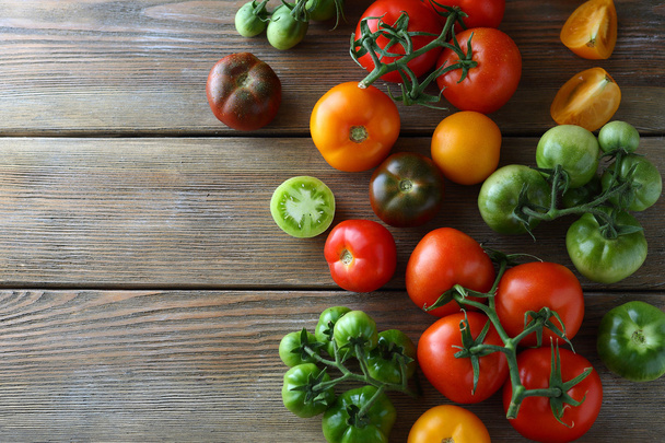 kypsiä ja vihreitä tomaatteja aluksella
 - Valokuva, kuva
