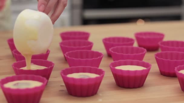 Cupcake tésztát cupcake formába öntik. - Felvétel, videó