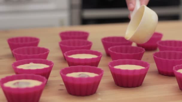 die Zubereitung von Cupcakes in der Küche - Filmmaterial, Video