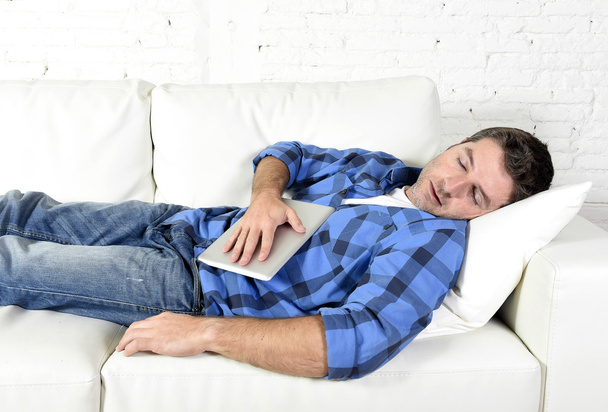 jeune homme attrayant dormir à la maison canapé détente après avoir travaillé avec tablette numérique pad
 - Photo, image