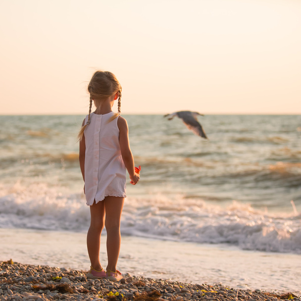 Child on the beach - Foto, afbeelding