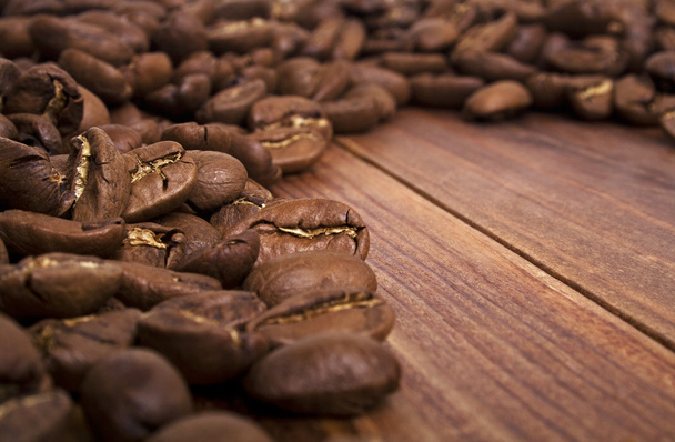 Кофейные зерна на деревянном фоне - Фото, изображение