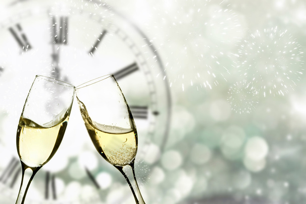 Шампанское за фейерверком и часы близко к полуночи
 - Фото, изображение