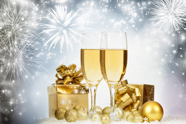 Празднование Нового года с шампанским и фейерверками
 - Фото, изображение