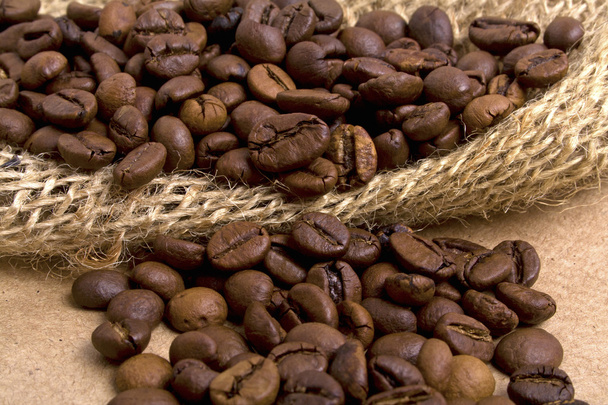Granos de café sobre fondo de arpillera - Foto, Imagen