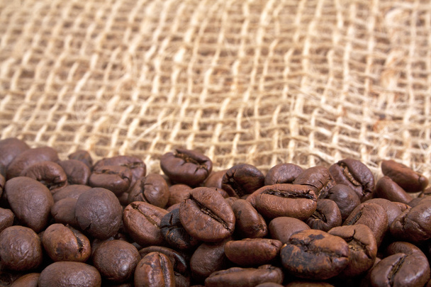 Granos de café sobre fondo de arpillera  - Foto, Imagen
