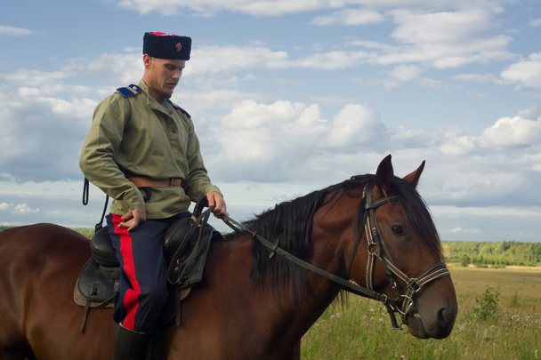 Cosaco ruso inspeccionando la frontera a caballo
 - Foto, Imagen