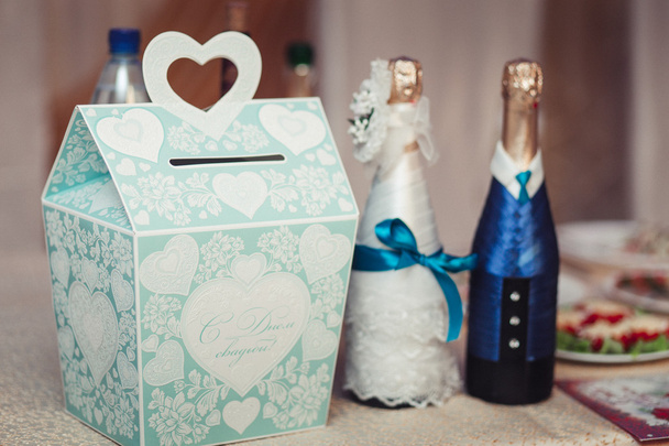 boîte de mariage et champagne sur table de banquet
 - Photo, image