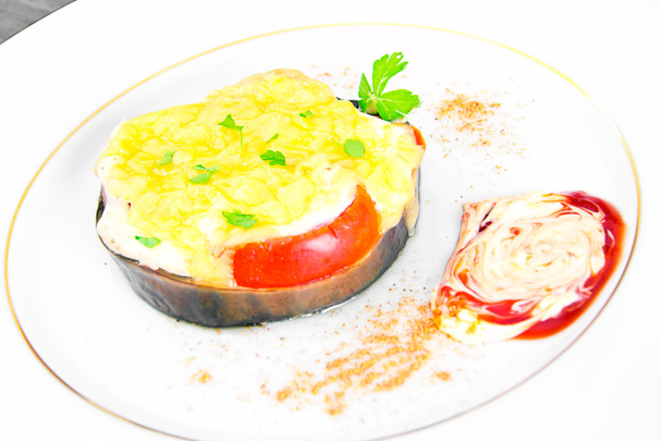 ダイエットと健康に良い食べ物: 茄子のトマトとチーズの煮込み. - 写真・画像