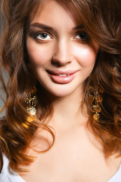 Close up portrait of beautiful young woman face. - Foto, imagen
