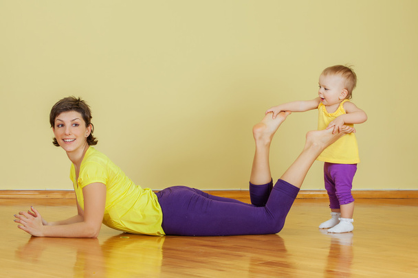 Mother do phisical exercises with her daughter at home - Φωτογραφία, εικόνα