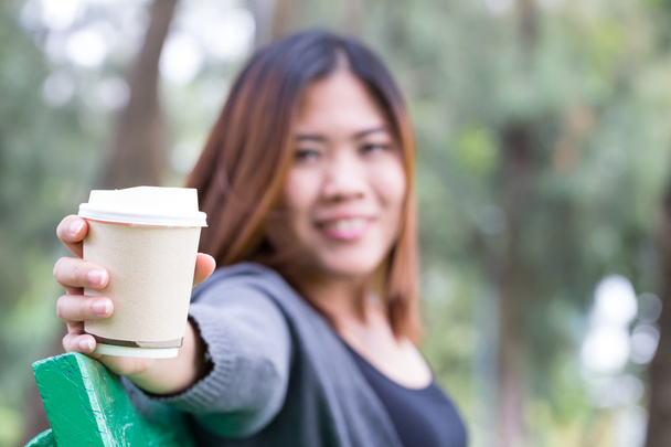 Asiatico donna holding caffè monouso tazza
 - Foto, immagini